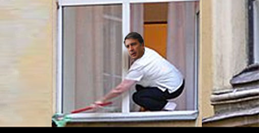 „ნაცების“ ოფისში ჩაკეტილი პრეზიდენტი დაცვამ ფანჯრიდან გააპარა