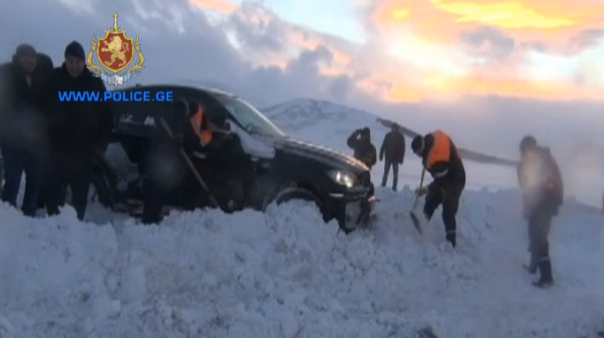 ნინოწმინდის რაიონში მაშველებმა თოვლიდან 100-მდე ავტომანქანა გამოიყვანეს
